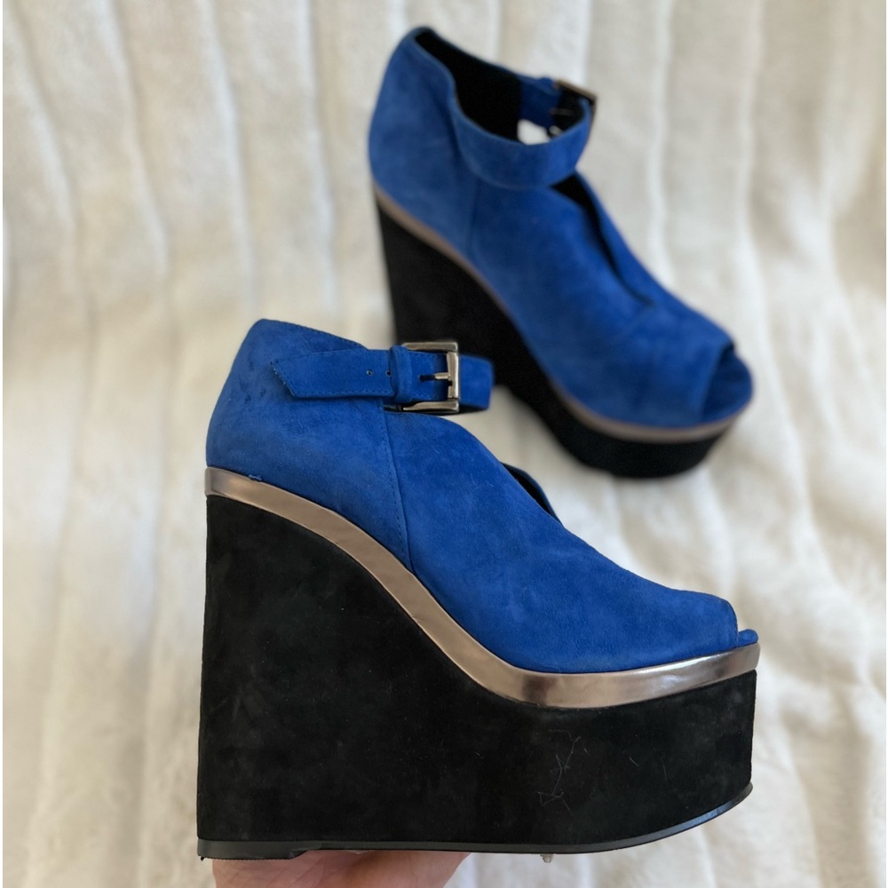 TOPSHOP - Blue and Black Velvet Wedge Platform